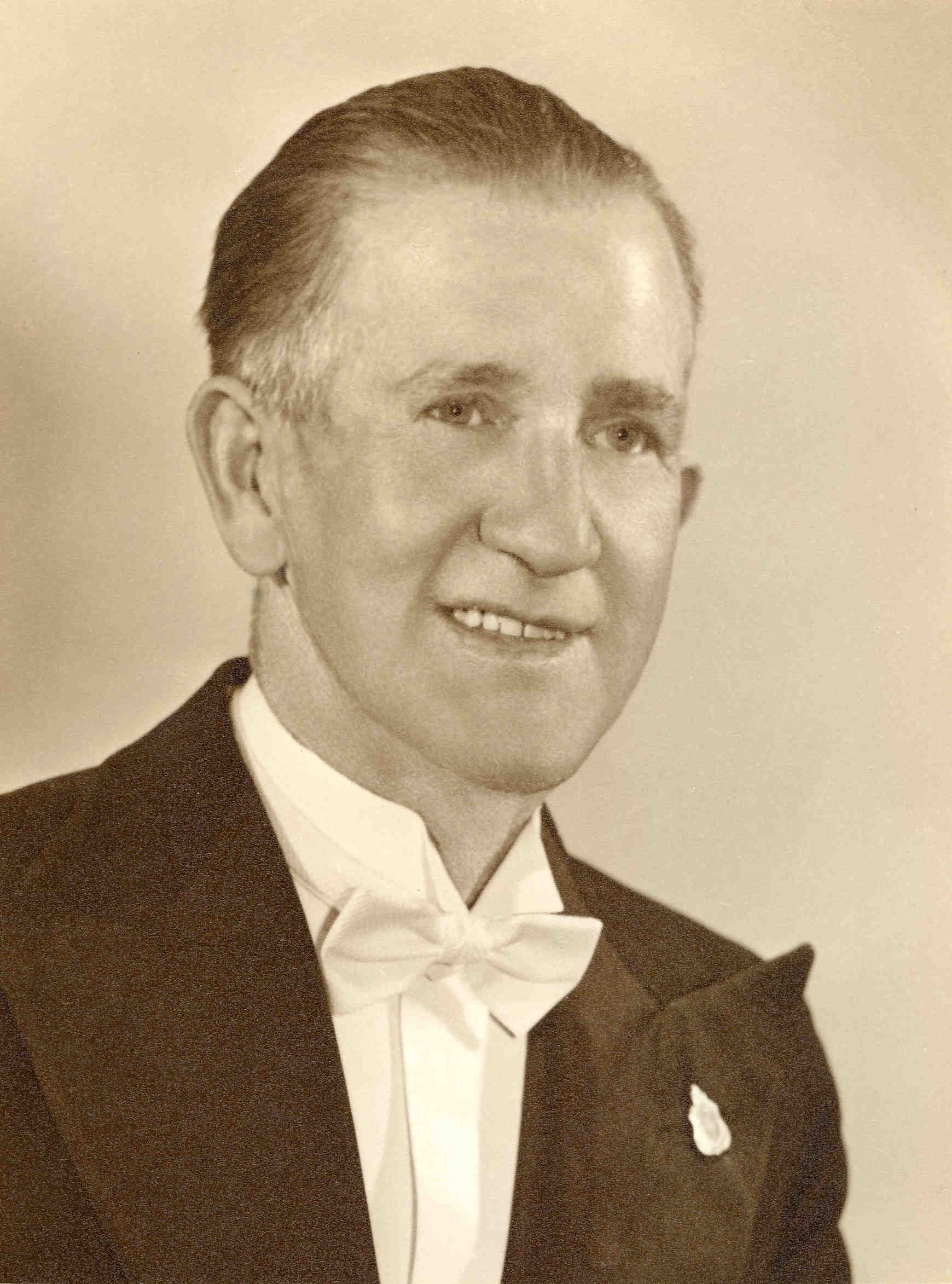 Bill Hughes 1944 age 48  (11959 KB)
 
(Click on Picture to View Full Size)